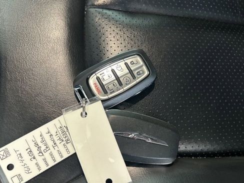 Used 2023 Chrysler Pacifica Touring-L FWD image 18