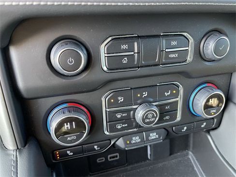 Used 2023 Chevrolet Tahoe Z71 w/ Luxury Package image 18