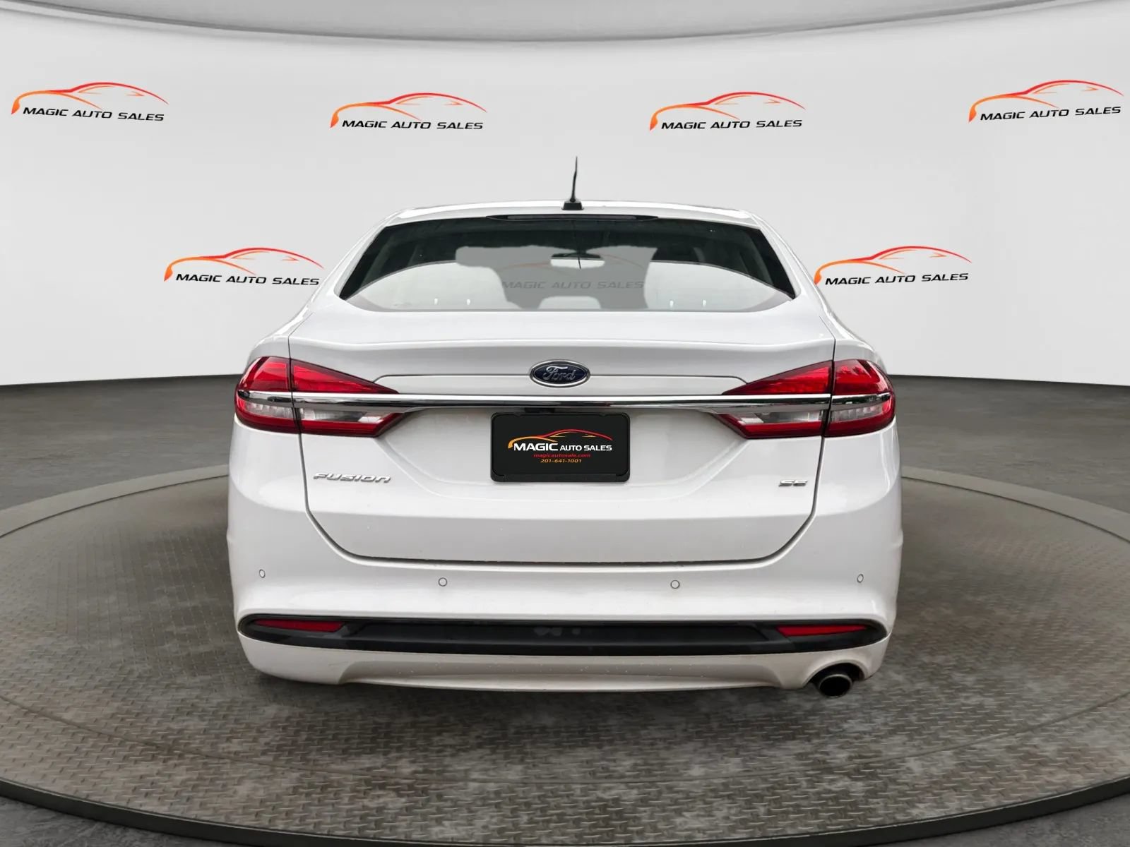 Used 2017 Ford Fusion SE w/ Fusion SE Technology Package FWD image 9