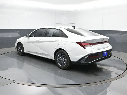 Used 2024 Hyundai Elantra SEL image 4