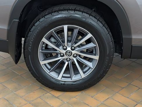 Used 2019 Toyota Highlander XLE AWD/4WD image 6