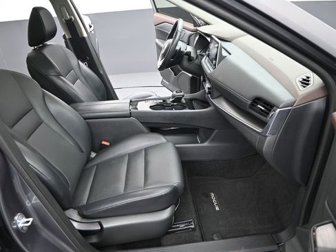 Used 2023 Nissan Rogue SV w/ SV Premium B Package image 18