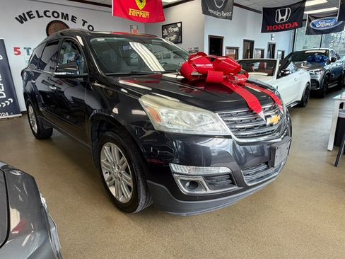 Used 2015 Chevrolet Traverse LT w/ Style and Technology Package FWD image 3