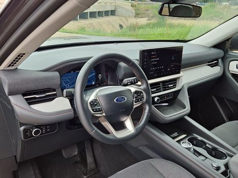 Used 2025 Ford Explorer Active AWD/4WD image 10