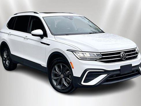 Used 2022 Volkswagen Tiguan SE image 1