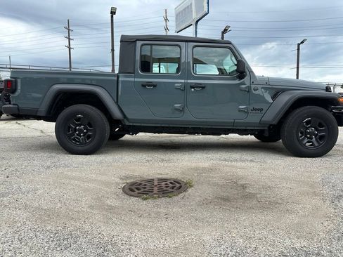 Used 2025 Jeep Gladiator Sport AWD/4WD image 2