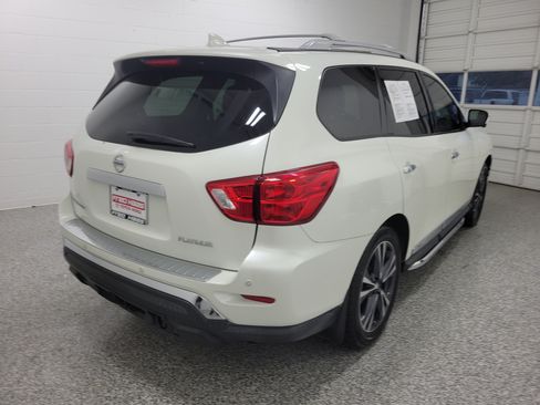 Used 2019 Nissan Pathfinder Platinum FWD image 3