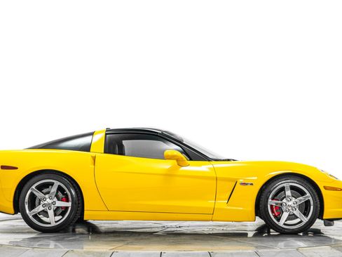 Used 2005 Chevrolet Corvette Coupe w/ Preferred Equipment Group RWD image 39