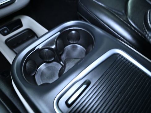 Used 2023 Chrysler Pacifica Touring-L image 27