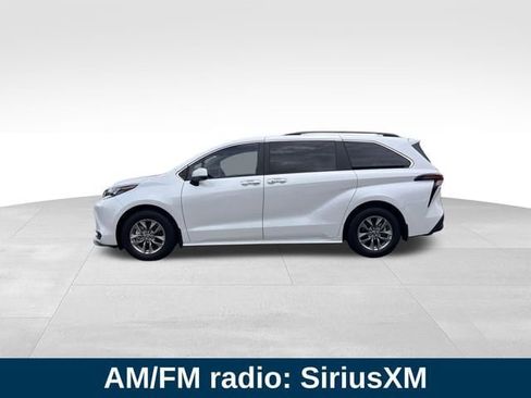 Used 2025 Toyota Sienna XLE FWD image 2