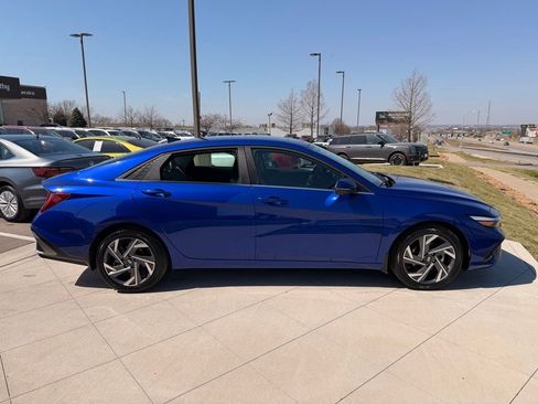 Used 2025 Hyundai Elantra Limited FWD image 6