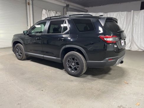 Used 2025 Honda Pilot TrailSport image 5