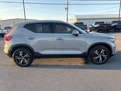 Used 2025 Volvo XC40 B5 Core image 2