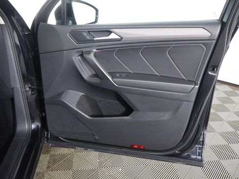 Used 2022 Volkswagen Tiguan SE w/ Panoramic Sunroof Package image 24