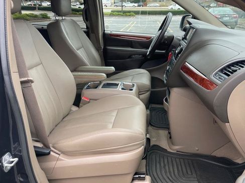 Used 2014 Chrysler Town & Country Touring FWD image 18