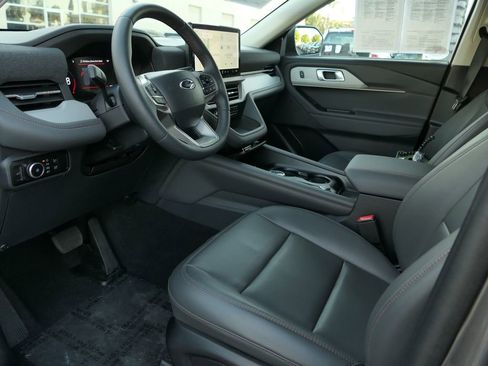 Used 2025 Ford Explorer Active w/ Active Comfort Package image 12