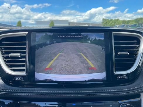 Used 2024 Chrysler Pacifica Limited FWD image 12