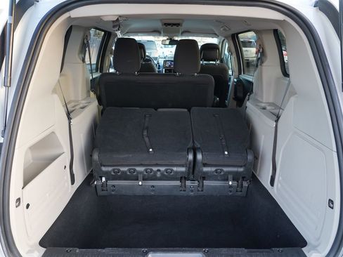 Used 2018 Dodge Grand Caravan SE w/ UConnect Hands-Free Group image 26