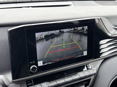 Used 2025 Toyota Camry SE image 12