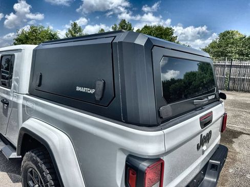 Used 2025 Jeep Gladiator Sport AWD/4WD image 8