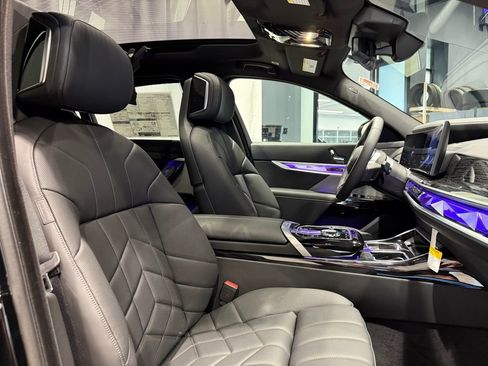 Used 2025 BMW i7 xDrive60 w/ Premium Package image 25