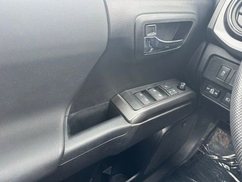 Used 2022 Toyota Tacoma TRD Off-Road w/ TRD Premium Off Road Package image 33