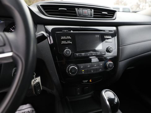 Used 2017 Nissan Rogue S image 19