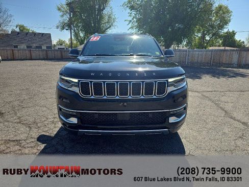 Used 2022 Jeep Wagoneer Series III w/ Premium Group I AWD/4WD image 2