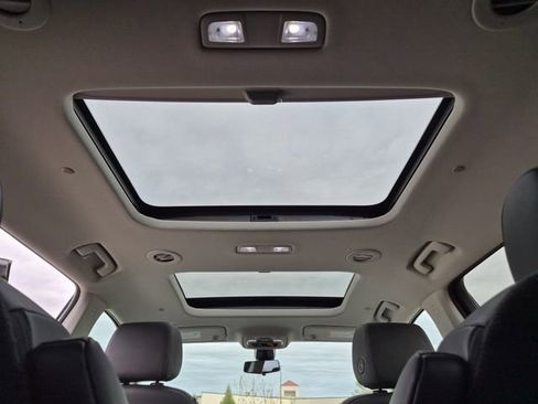 Used 2021 Chevrolet Traverse Premier FWD image 51