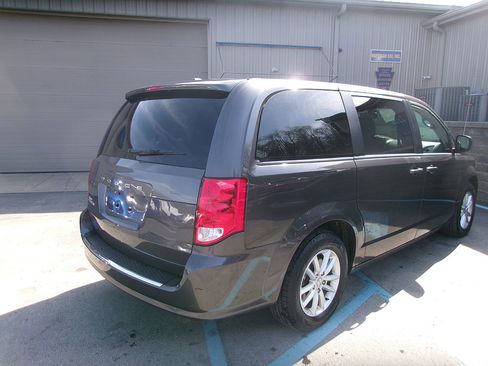 Used 2020 Dodge Grand Caravan SE FWD image 4