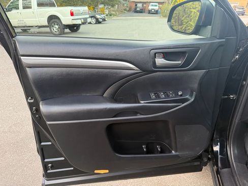 Used 2019 Toyota Highlander SE image 11