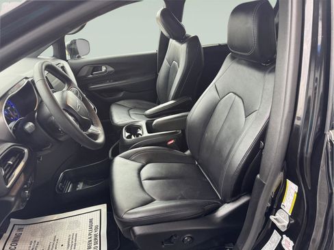 Used 2025 Chrysler Pacifica Select image 18