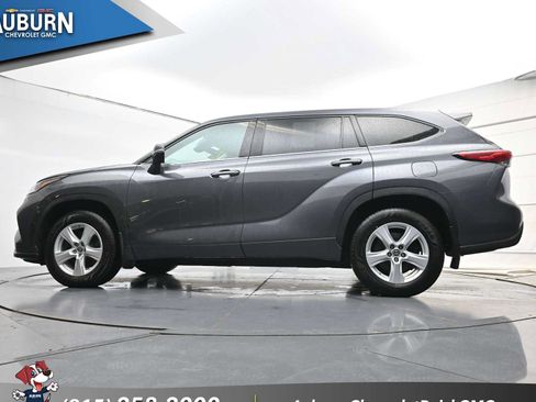Used 2021 Toyota Highlander LE AWD/4WD image 23