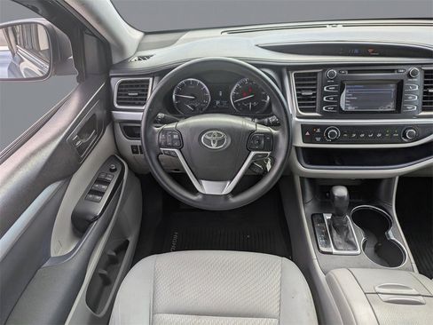 Used 2015 Toyota Highlander LE image 16