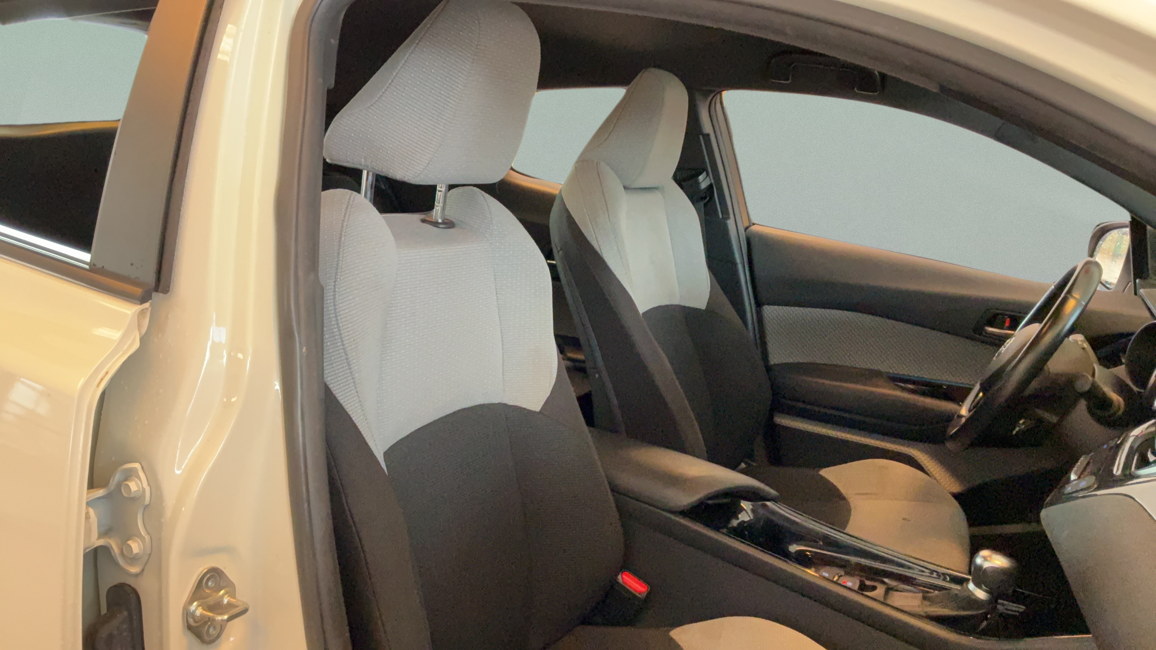 Used 2019 Toyota C-HR XLE FWD image 28