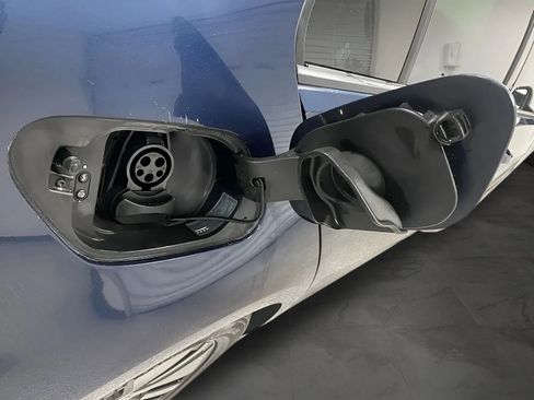 Used 2016 Volkswagen e-Golf SE w/ DC Fast Charging Package FWD image 29