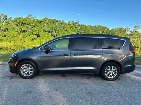 Used 2022 Chrysler Pacifica Touring-L image 2