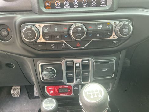 Used 2023 Jeep Gladiator Mojave w/ Cold Weather Group AWD/4WD image 20