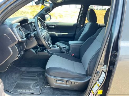 Used 2020 Toyota Tacoma TRD Off-Road w/ Blackout Package AWD/4WD image 15