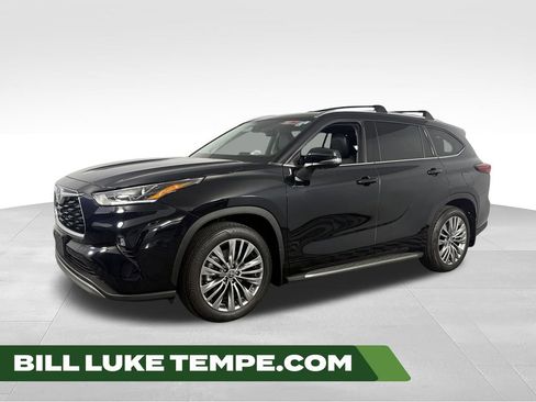 Used 2024 Toyota Highlander Platinum FWD image 1