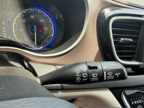 Used 2023 Chrysler Voyager LX FWD image 33