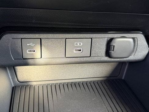 Used 2026 Toyota Prius Plug-In Hybrid FWD image 19