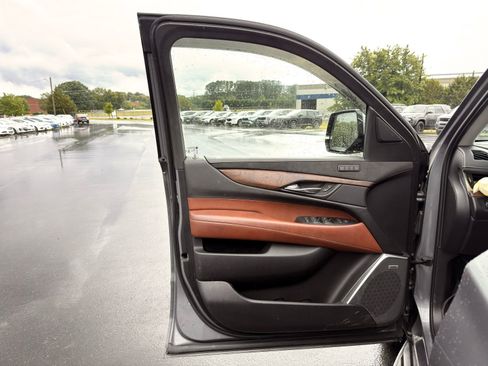 Used 2019 Cadillac Escalade Luxury AWD/4WD image 14
