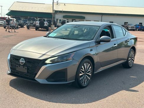 Used 2023 Nissan Altima 2.5 SV w/ SV Premium Package AWD/4WD image 4