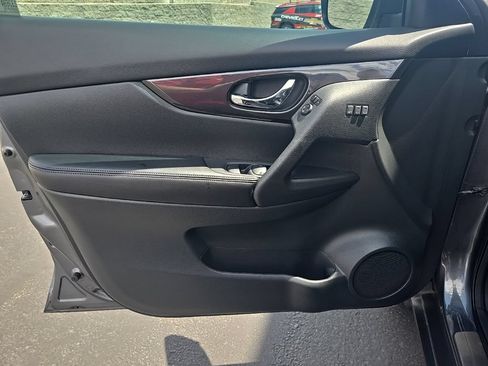 Used 2018 Nissan Rogue SV w/ Premium Package FWD image 11