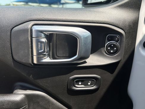 Used 2024 Jeep Gladiator Mojave AWD/4WD image 13