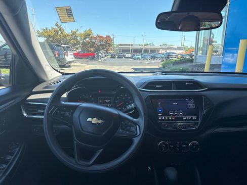 Used 2023 Chevrolet TrailBlazer LT w/ Convenience Package AWD/4WD image 2
