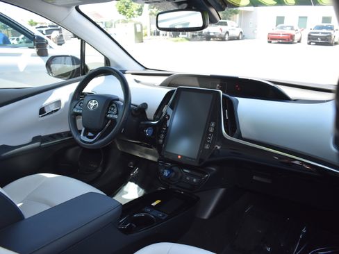Used 2022 Toyota Prius Limited w/ Premium Convenience Package FWD image 30