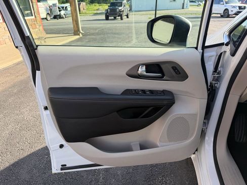 Used 2023 Chrysler Pacifica Touring-L FWD image 12