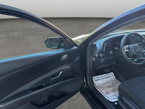 Used 2021 Hyundai Elantra SE FWD image 11
